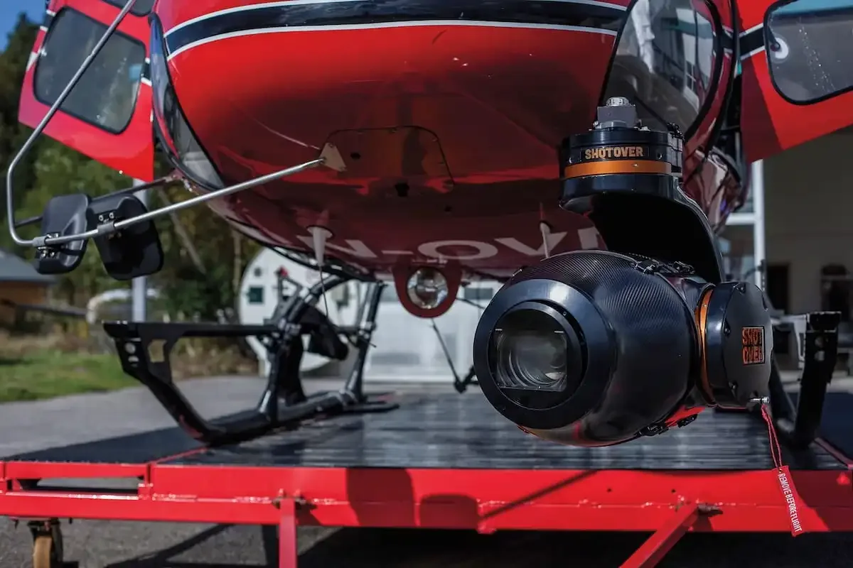 Shotover Shotover F1 system providing Helikopteropptak fra luften for feature film, TV, and commercial productions, demonstrating Large-scale aerial coordination and long-range cinematic coverage.