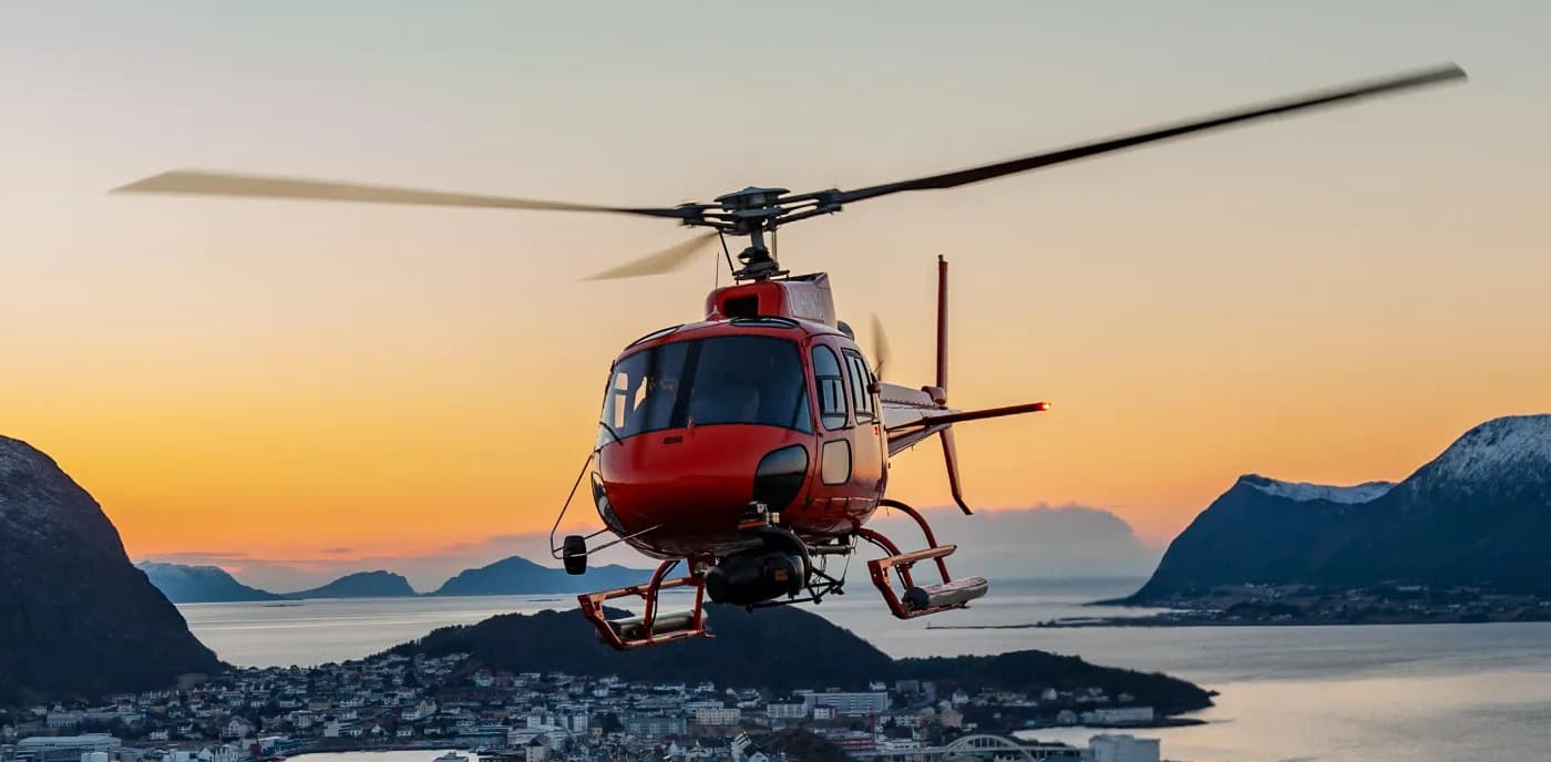 Airbus AS350 / H125 helikoptre system providing Helikopteropptak fra luften for feature film, TV, and commercial productions, demonstrating Large-scale aerial coordination and long-range cinematic coverage.