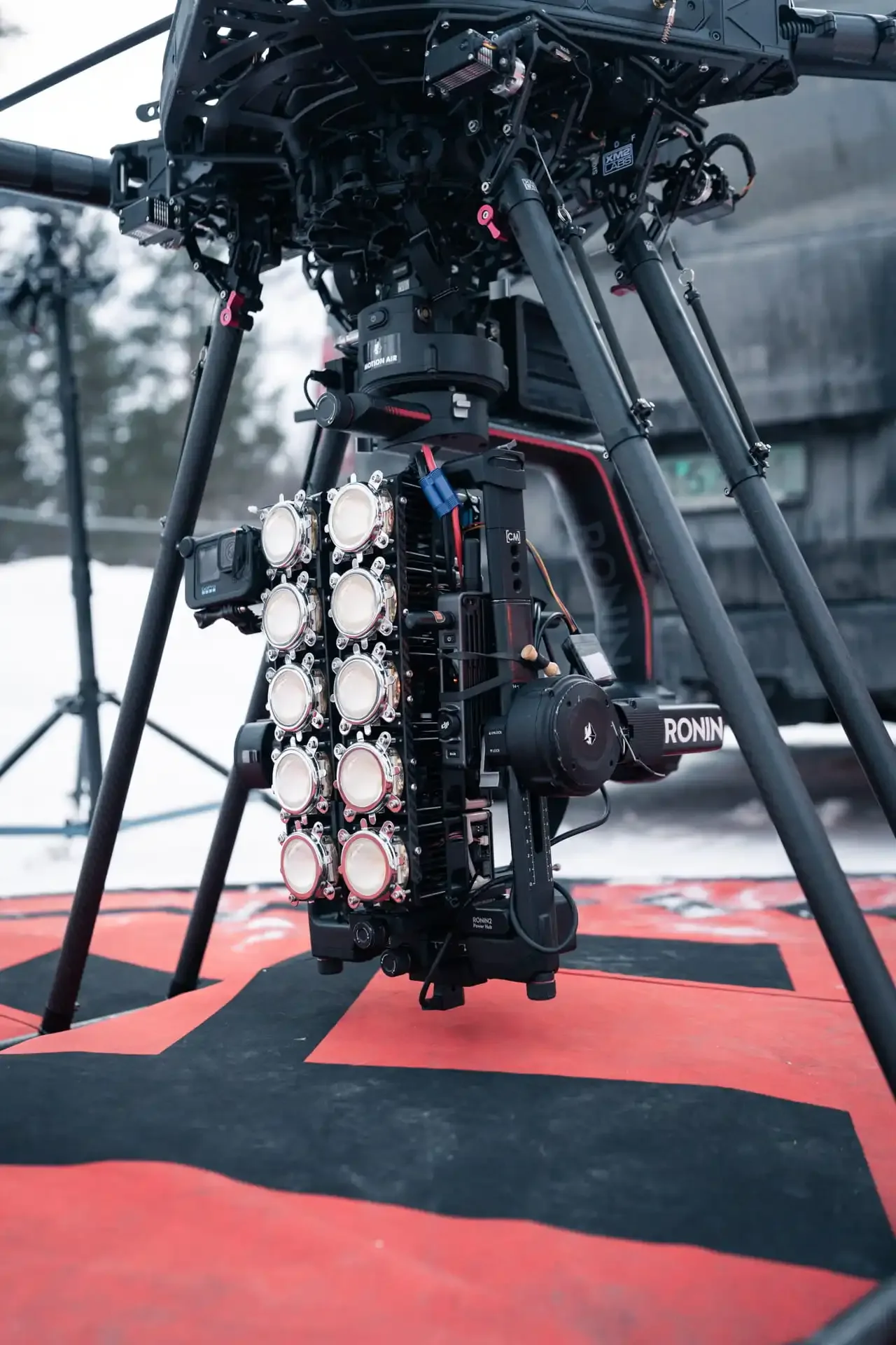 Freefly Systems Alta X med LED-lys system providing Droner for feature film, TV, and commercial productions, demonstrating High-speed aerial cinematography and dynamic tracking shots.