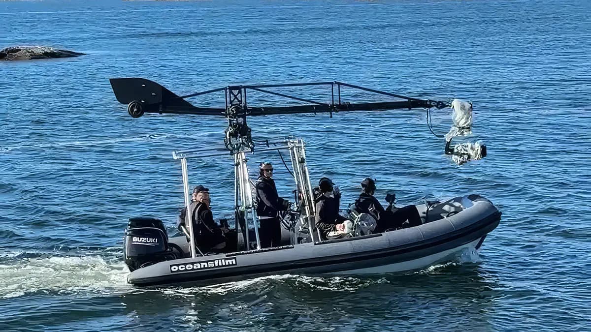 Motocrane Kamerabåt system providing Kamerabil i Norge for feature film, TV, and commercial productions, demonstrating High-speed vehicle tracking and precision pursuit cinematography.